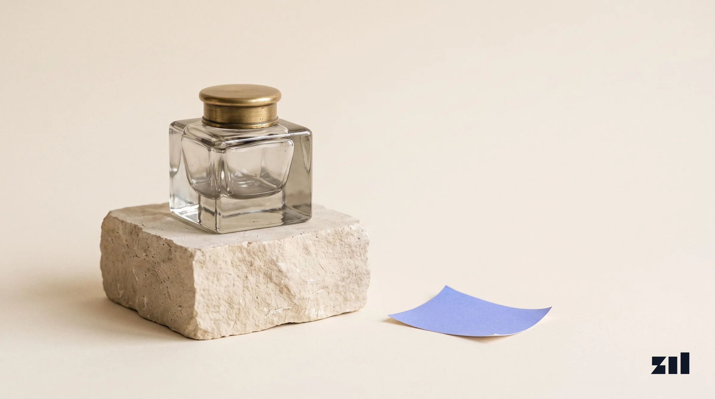Tintero cuadrado de vidrio con tapa de bronce, en una guía para elegir agencia de diseño gráfico en Argentina