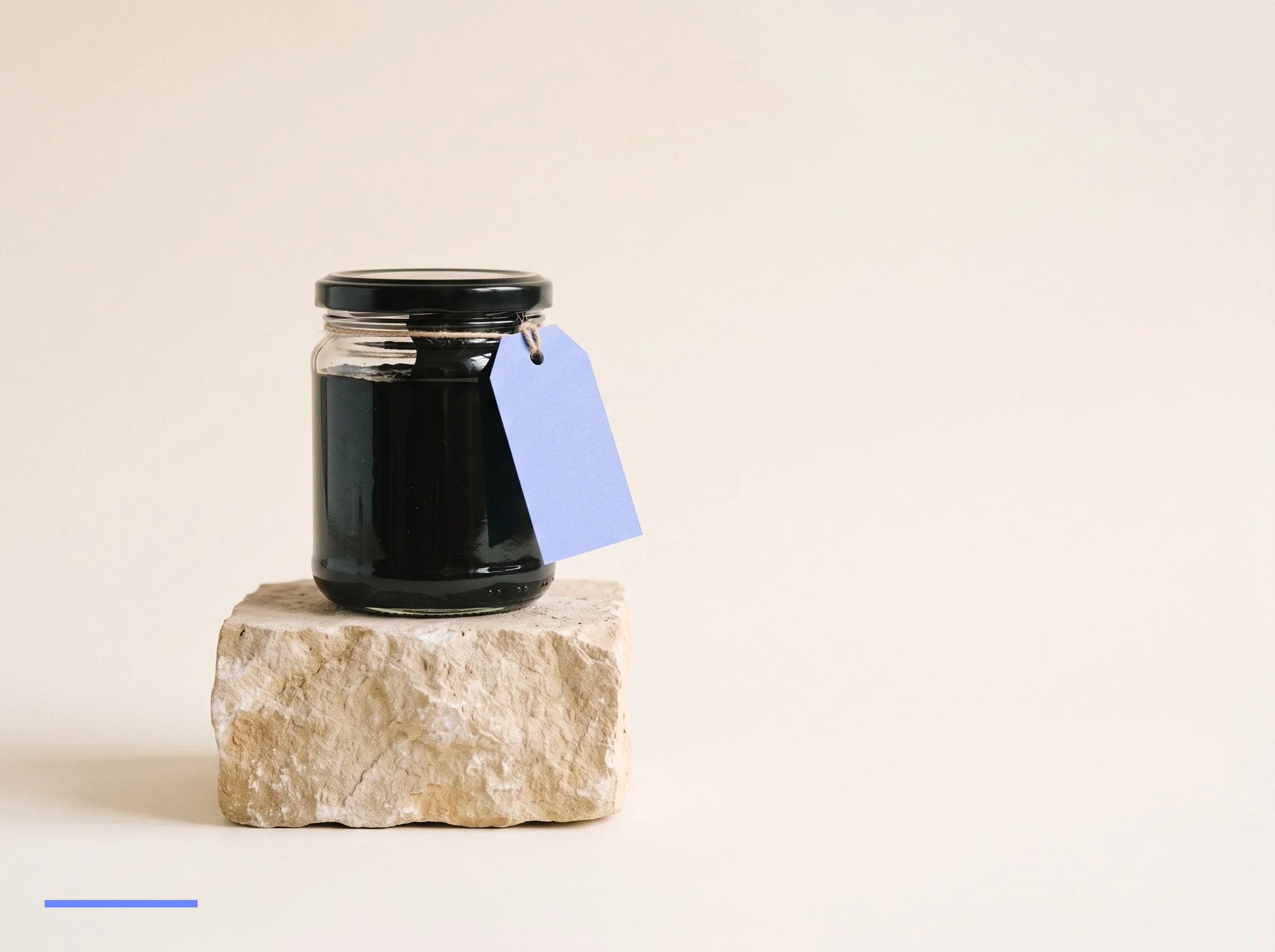 Frasco cerrado de tinta de imprenta, junto a los criterios para comparar estudios de diseño gráfico