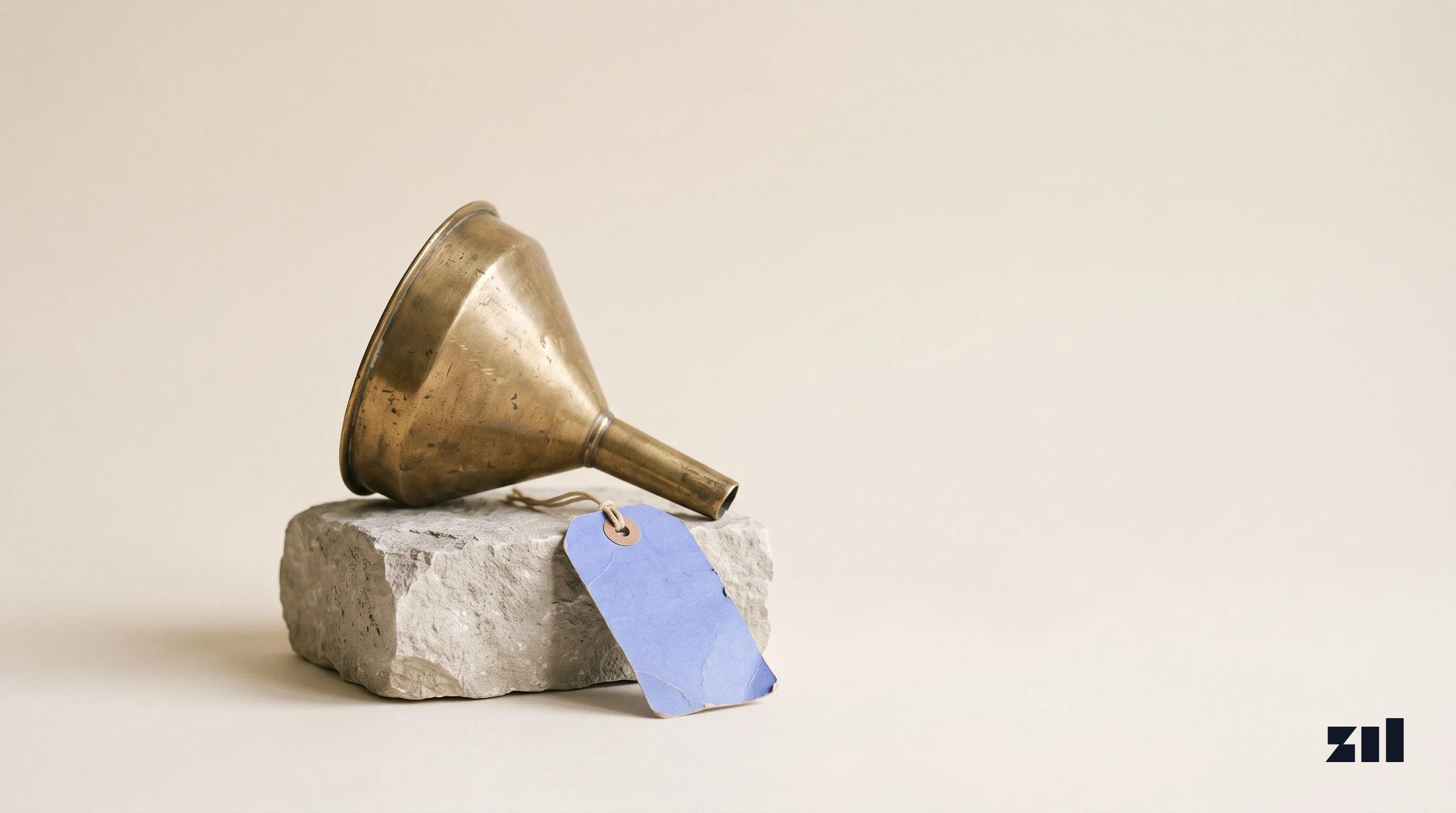 Embudo de bronce gastado sobre una superficie de piedra, en una guía para elegir agencia de Google Ads en Argentina