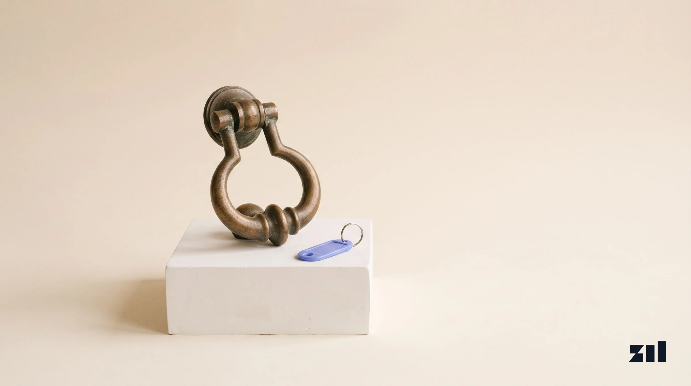 Aldaba de bronce sobre pedestal, simbolizando el acceso a una agencia de publicidad.