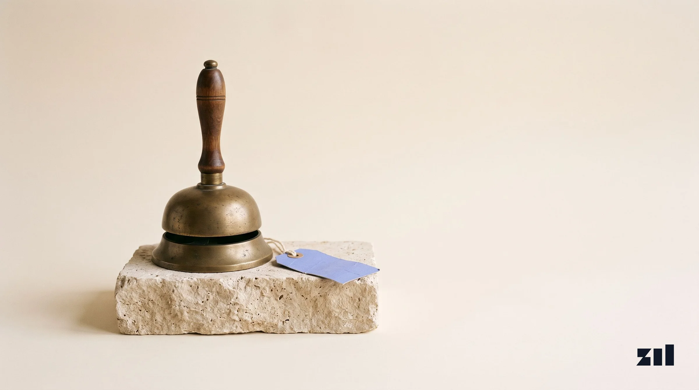 Campana de bronce sobre piedra, ilustrando un modelo de agencia revenue share.
