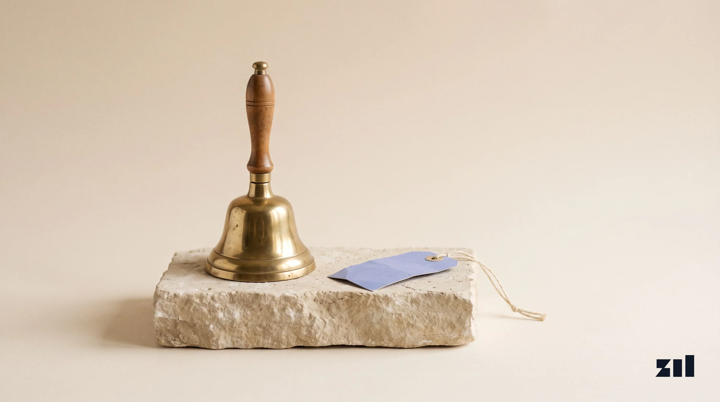 Campana de escritorio sobre piedra, simbolizando el inicio de un proceso de rebranding.
