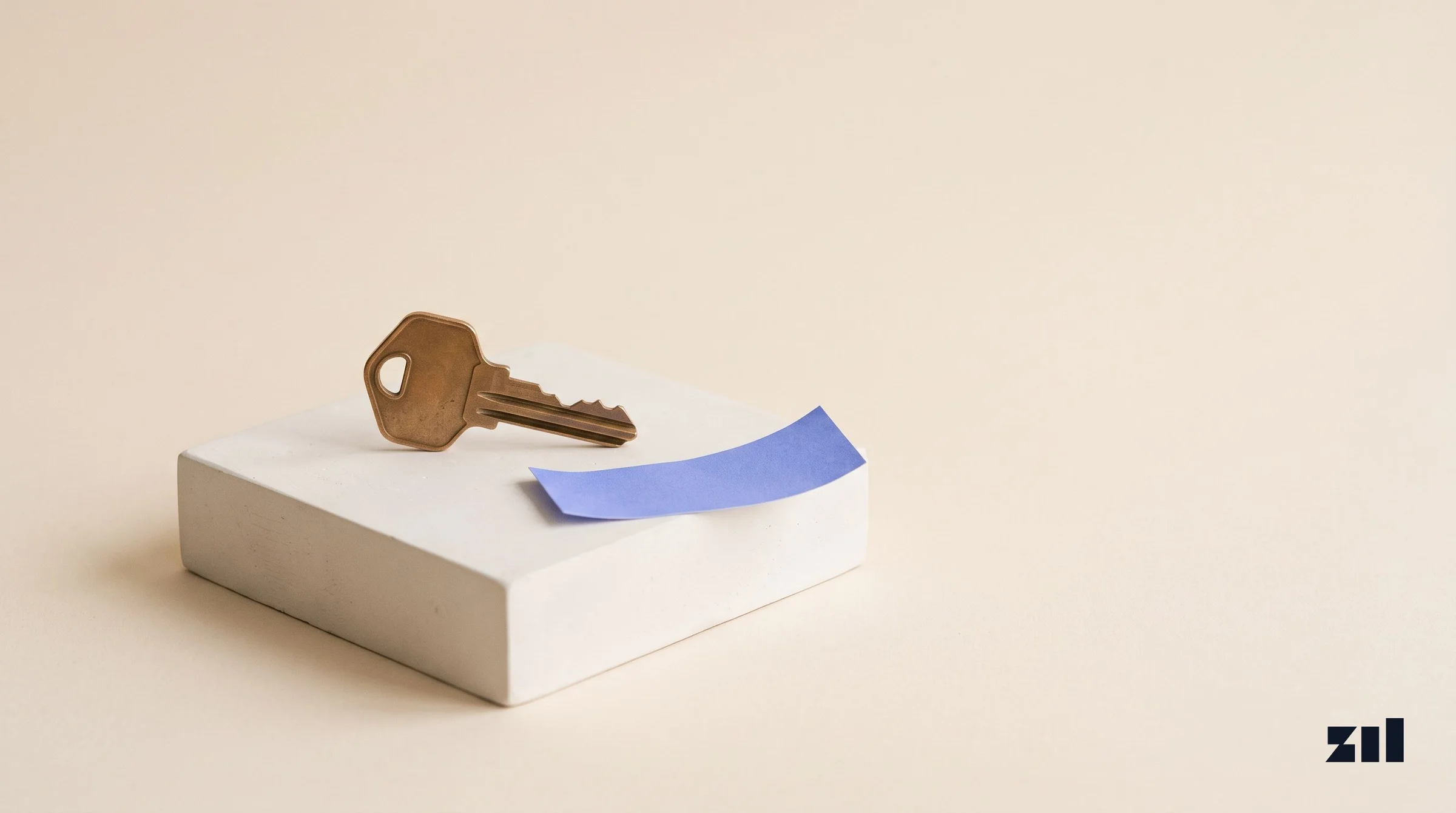 Llave de bronce sobre pedestal, para ilustrar estrategias en campañas inmobiliarias.