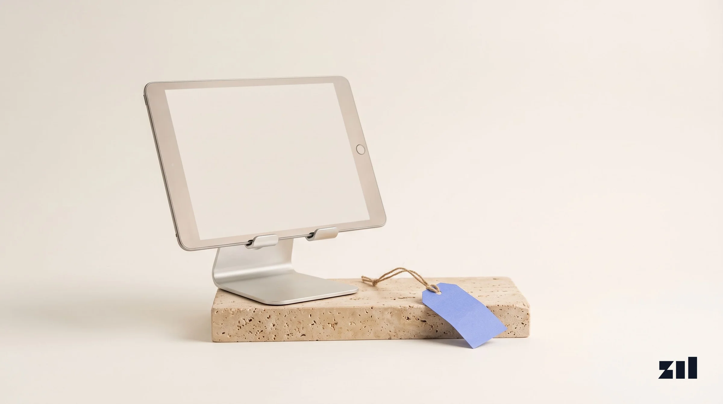 Tablet con menú digital sobre soporte, para diseño web de cadenas gastronómicas.
