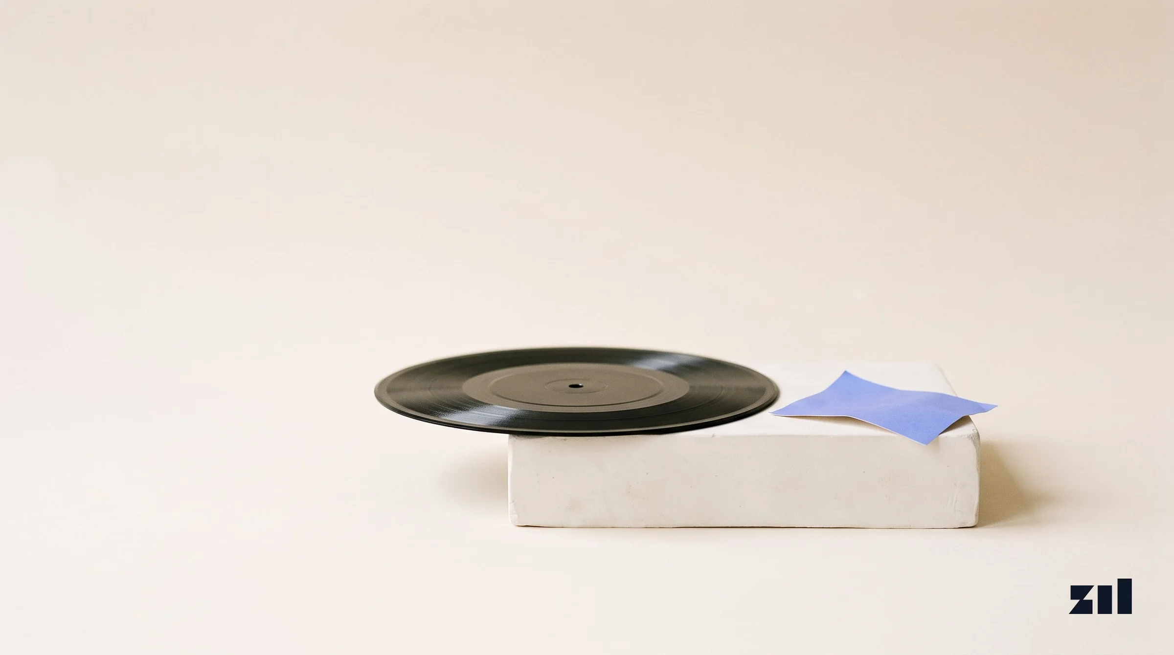 Disco de vinilo sobre bloque, ilustrando procesos de rebranding en la industria musical.