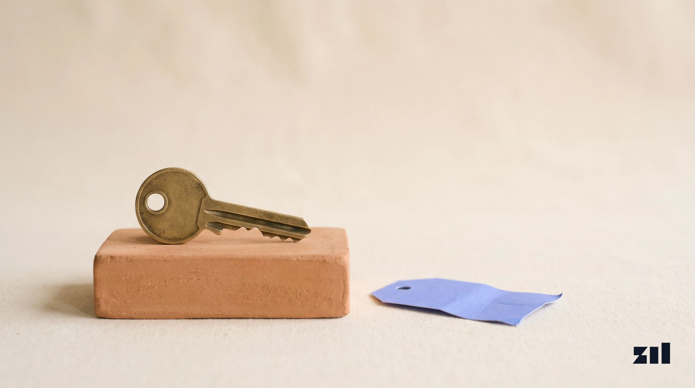 Llave sobre base de terracota para estrategias de email marketing inmobiliario.