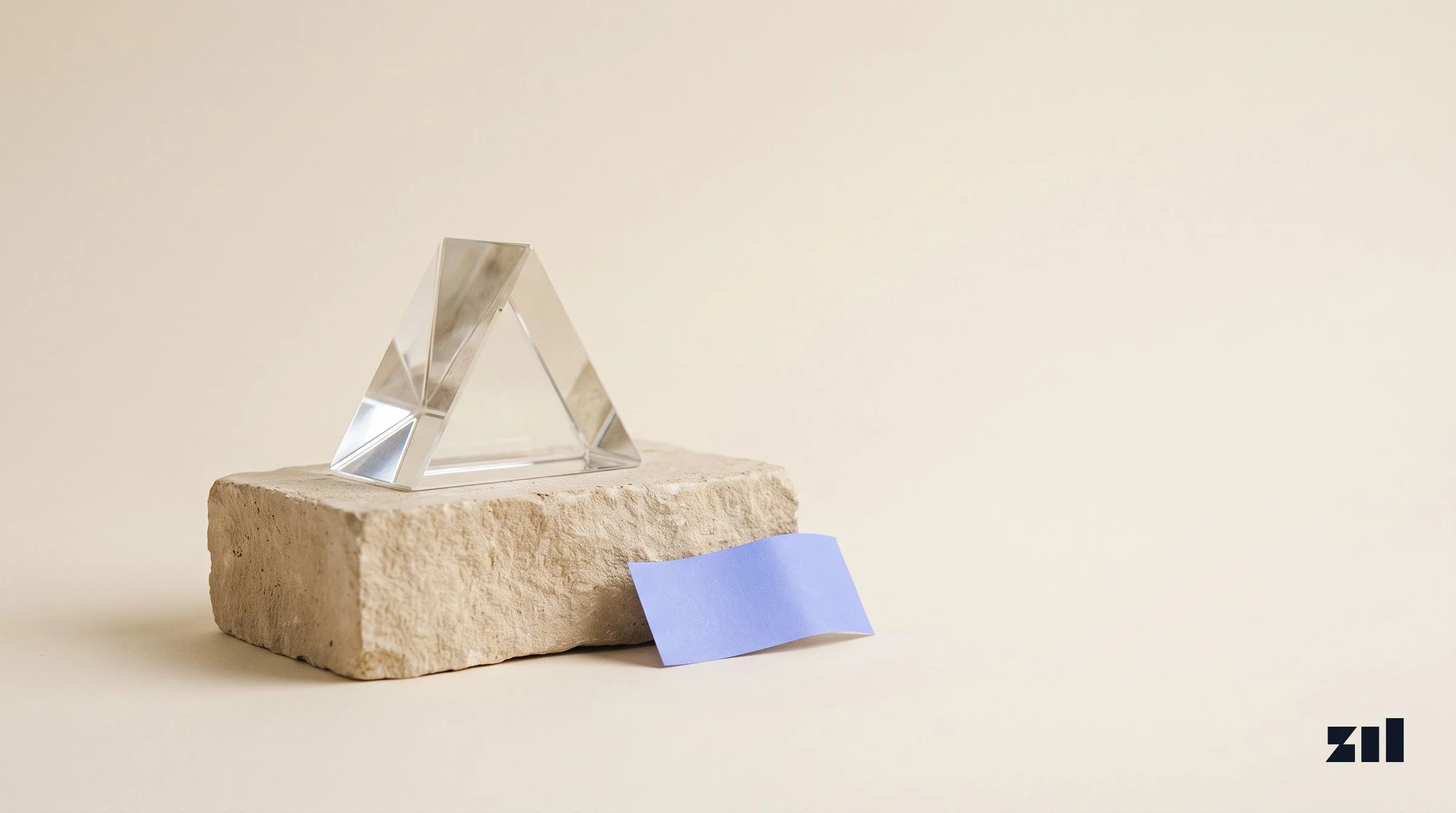 Prisma de vidrio macizo sobre piedra, en una guía de ángulos creativos para anuncios según la etapa del embudo de ventas