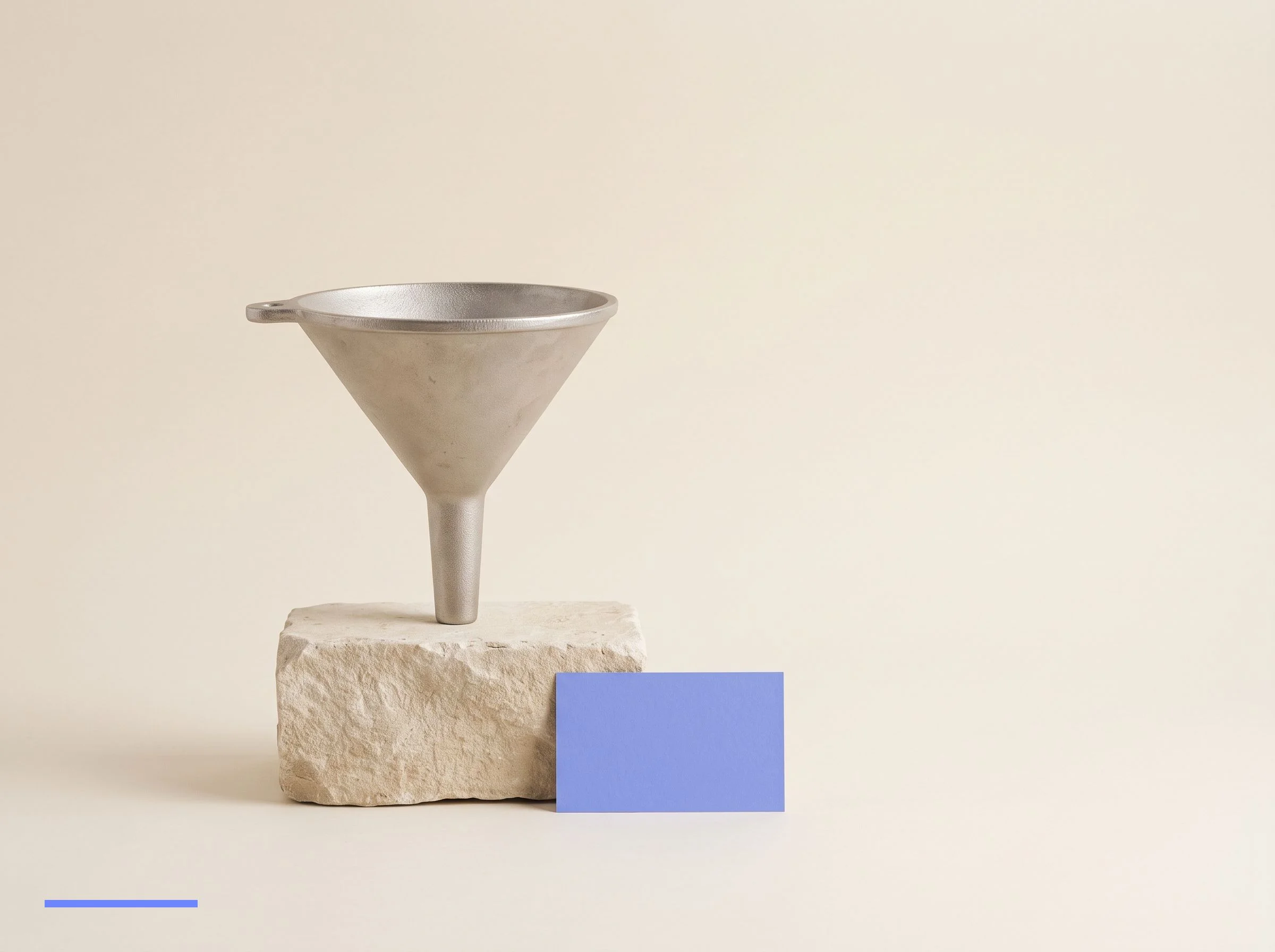 Embudo de metal sobre piedra, en la sección sobre qué tolera cada etapa del embudo de ventas