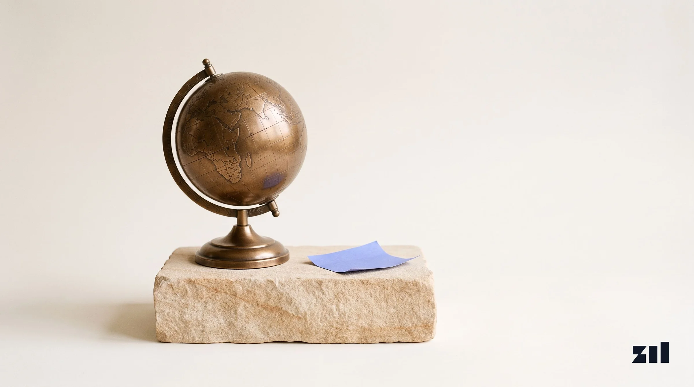 Globo terráqueo de bronce sobre piedra, ilustrando publicidad para productos importados.