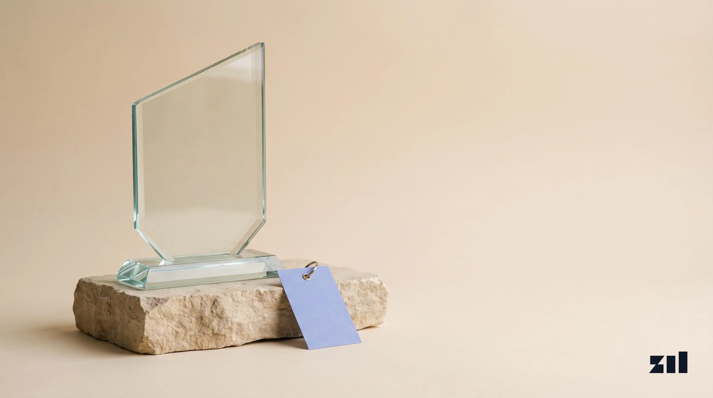 Galardón de cristal sobre piedra, en Las mejores agencias de contenido y gestión de redes sociales en Argen