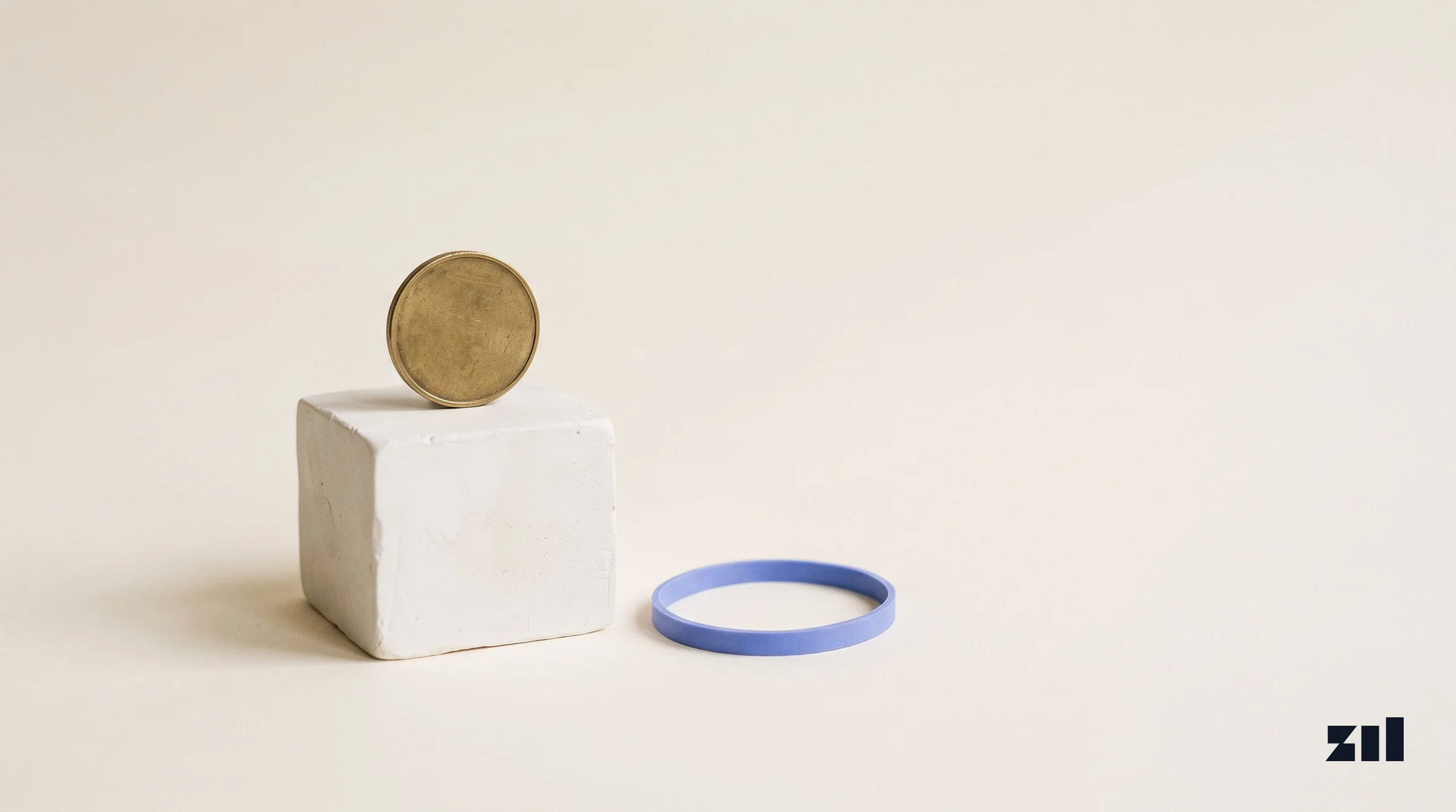 Moneda de latón sobre cubo, ilustrando el ahorro de costos con chatbots IA.