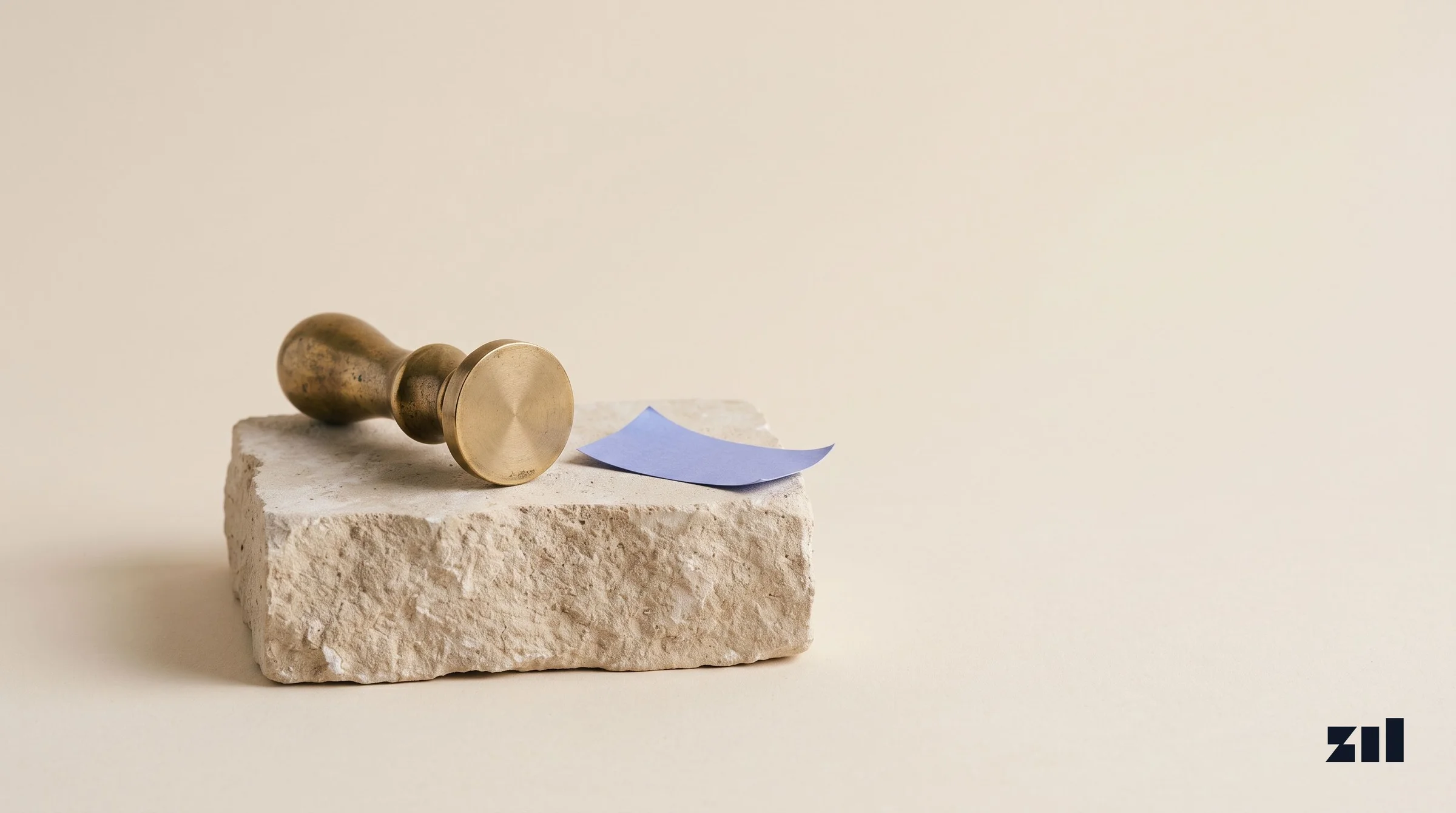 Sello de bronce sobre piedra, en una guía para encargar la identidad de marca de una cadena con varios locales