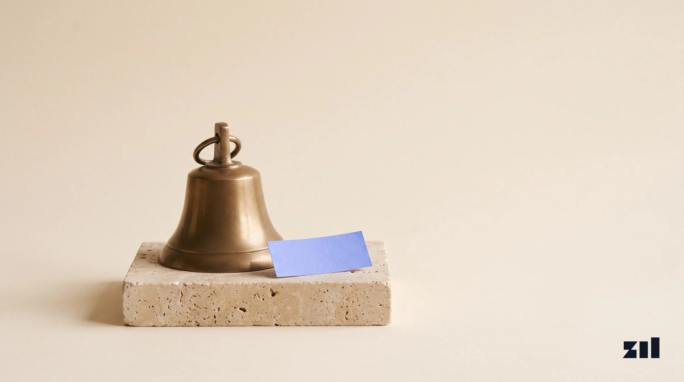Campana de bronce sobre piedra, para artículo sobre marketing de influencers en gastronomía.