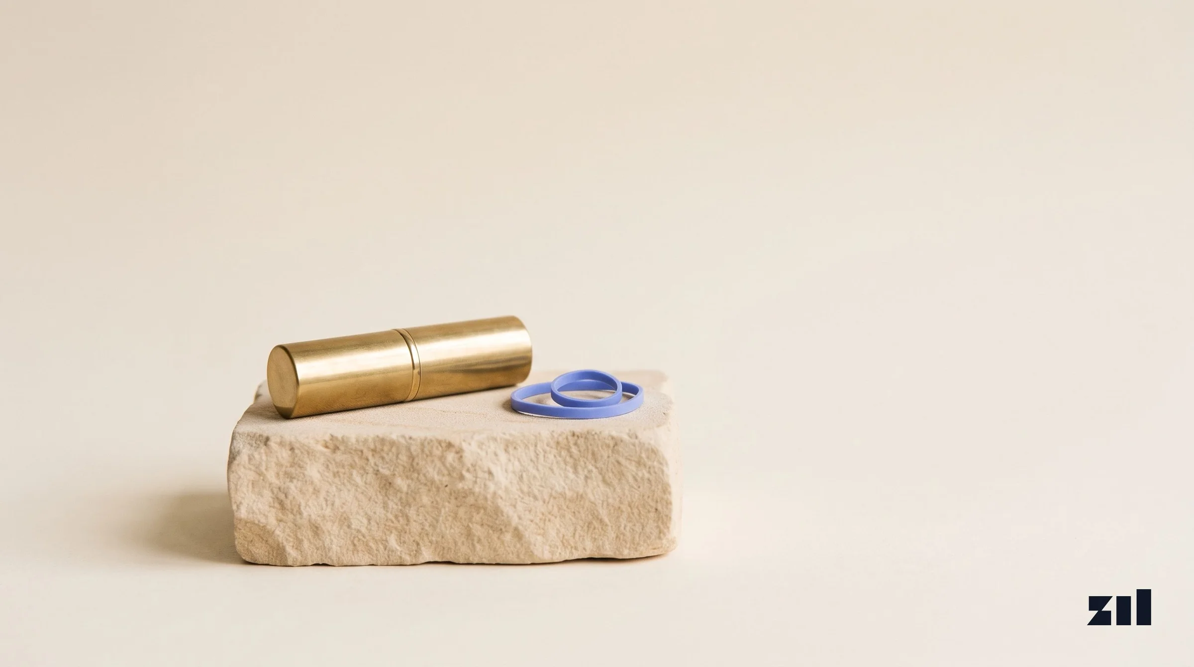 Tubo de labial sobre piedra, para ilustrar estrategias de influencer marketing en moda.