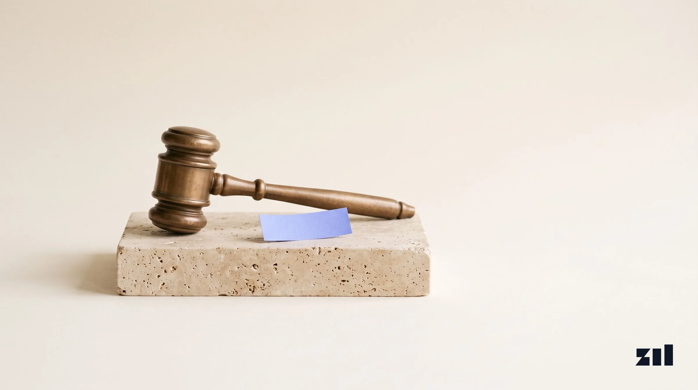 Martillo de juez sobre piedra, ilustrando estrategias de marketing digital para abogados.