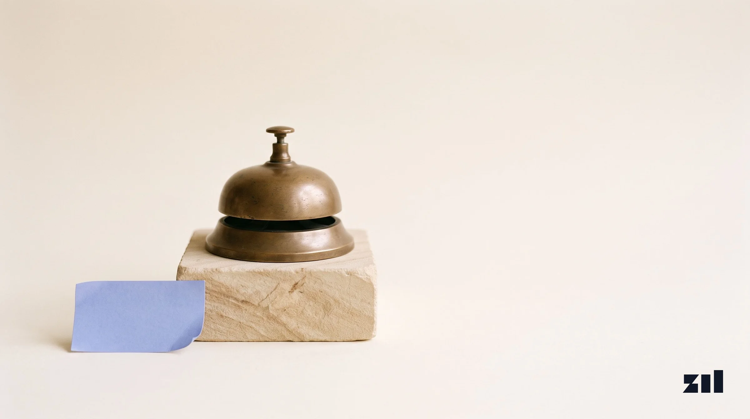 Campana de bronce sobre piedra, ilustrando estrategias de marketing interno y externo.