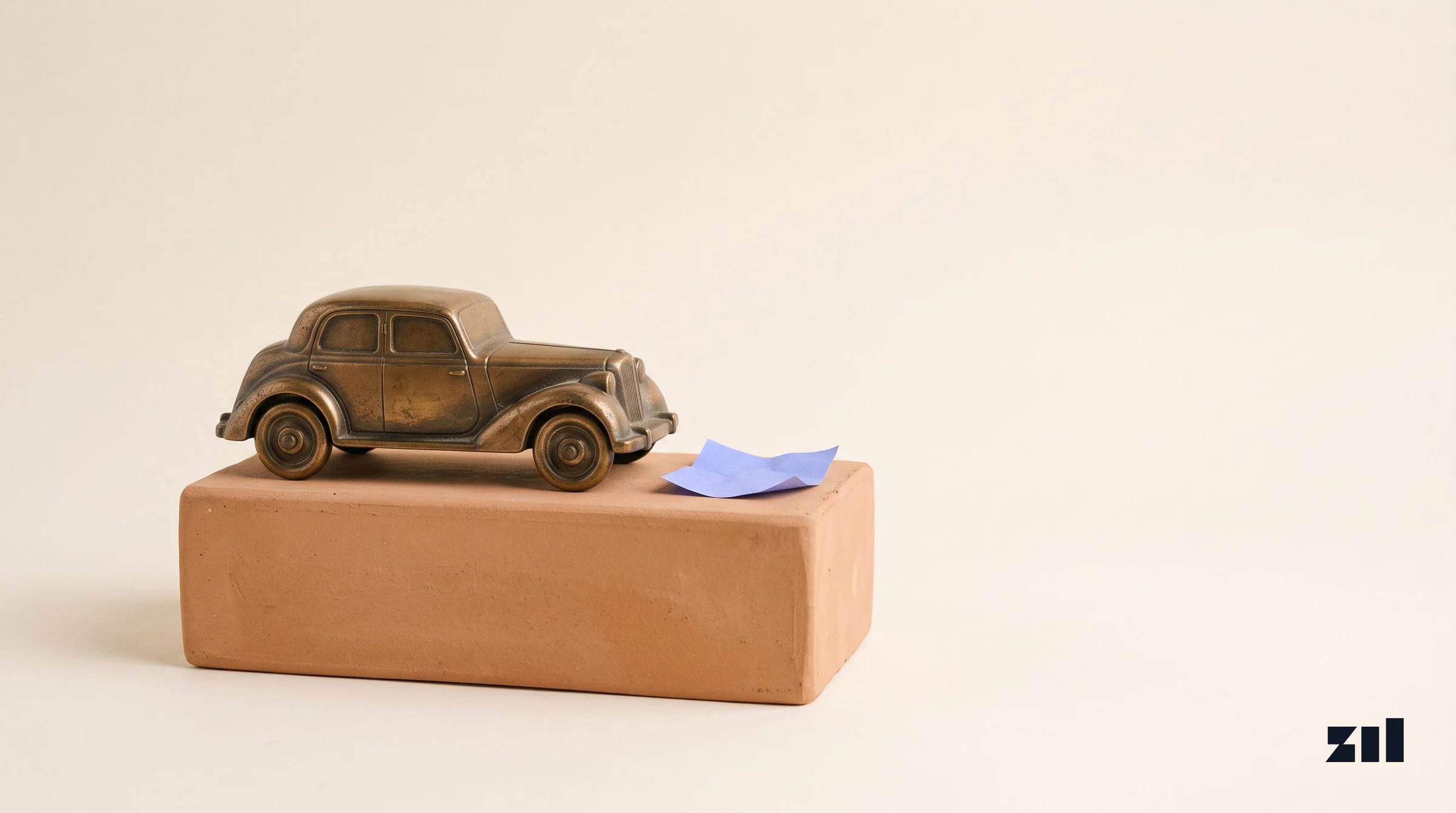 Coche de juguete de bronce sobre bloque, ilustrando estrategias de marketing infantil.