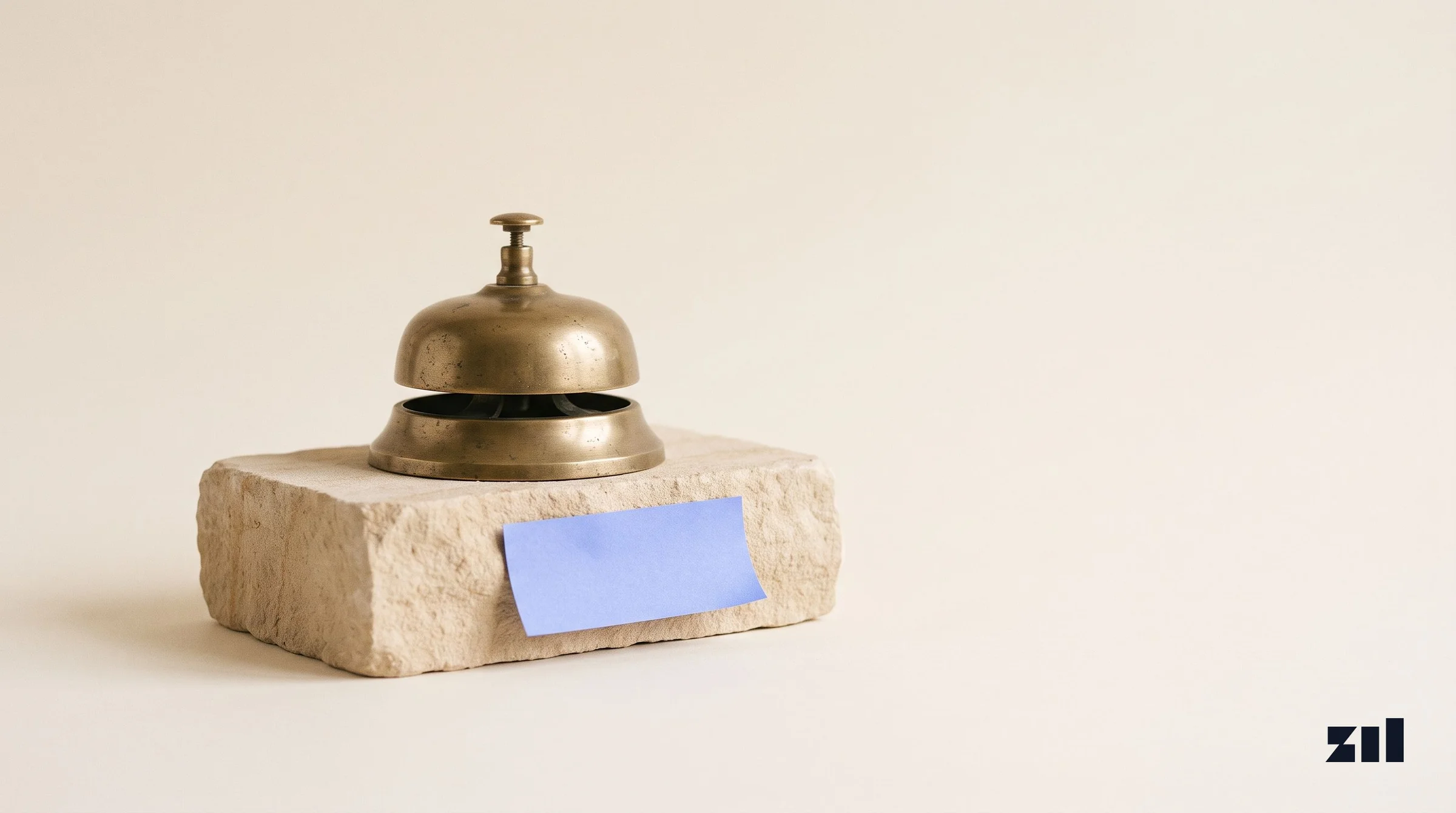 Timbre de bronce sobre piedra, ilustrando estrategias de marketing digital para seguros.