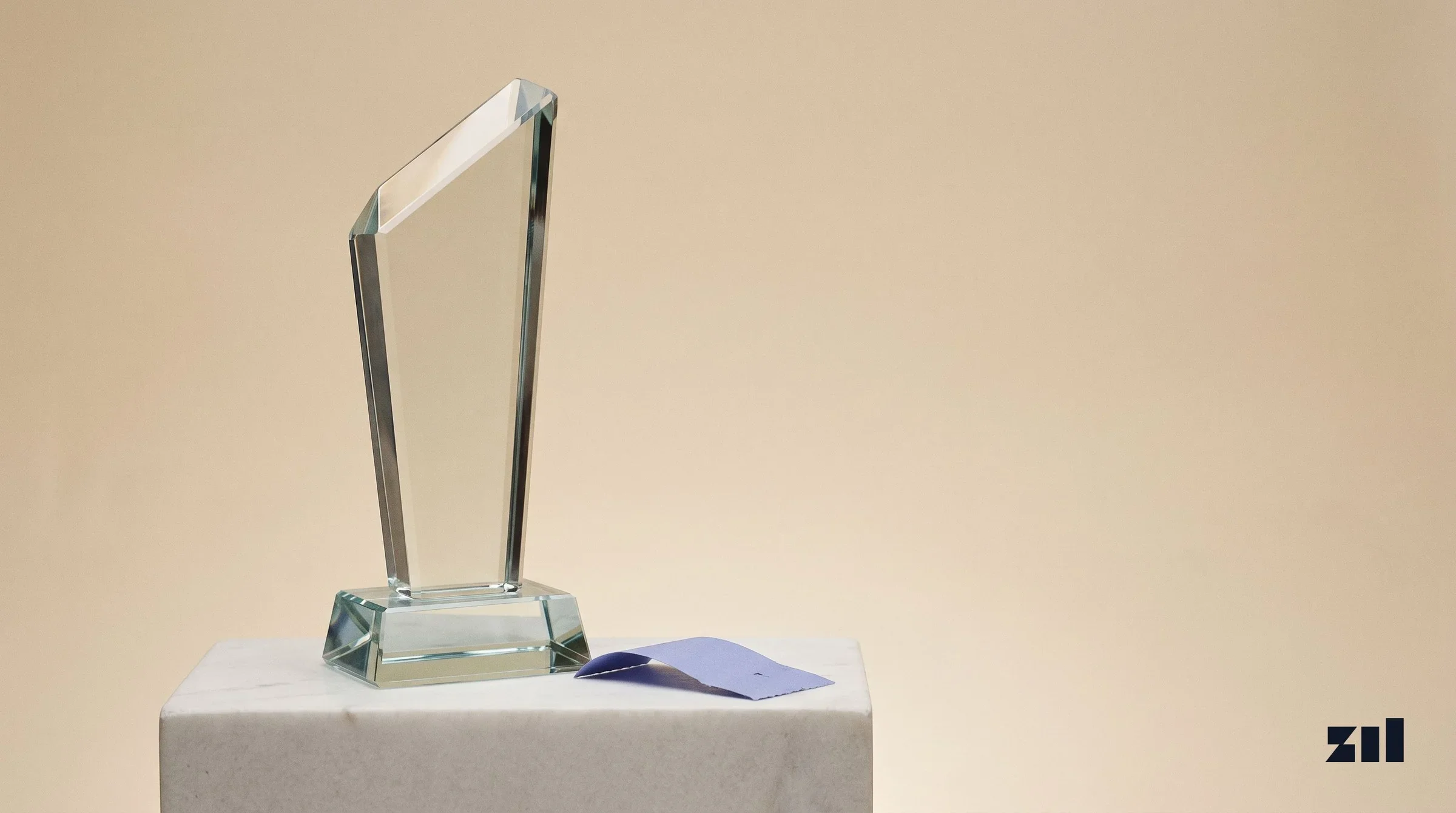 Galardón de cristal sobre bloque de piedra, en un ranking de agencias de branding en Argentina