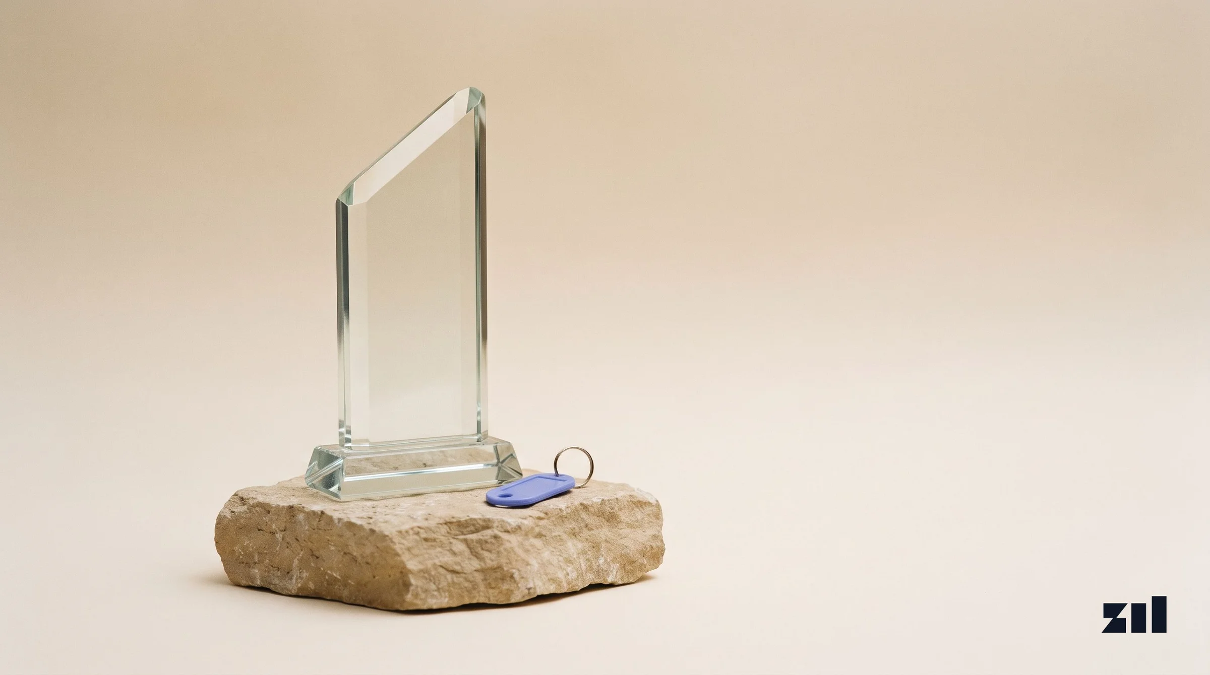 Galardón de cristal sobre piedra, en Mejores plataformas de ecommerce en Argentina 2026: guía y comparativa