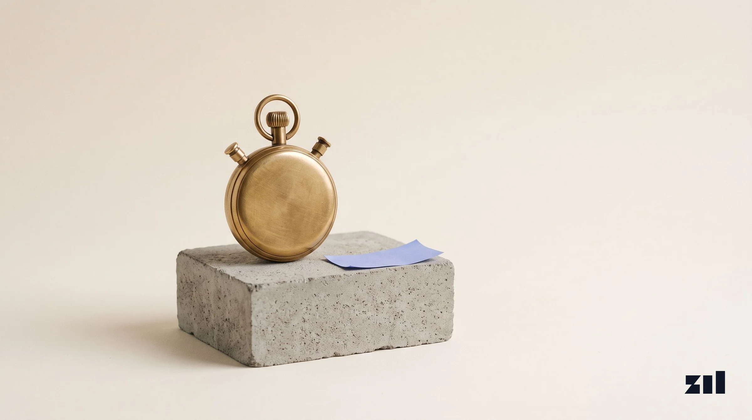 Cronómetro de bronce sobre bloque de piedra para medir el ROI en marketing.