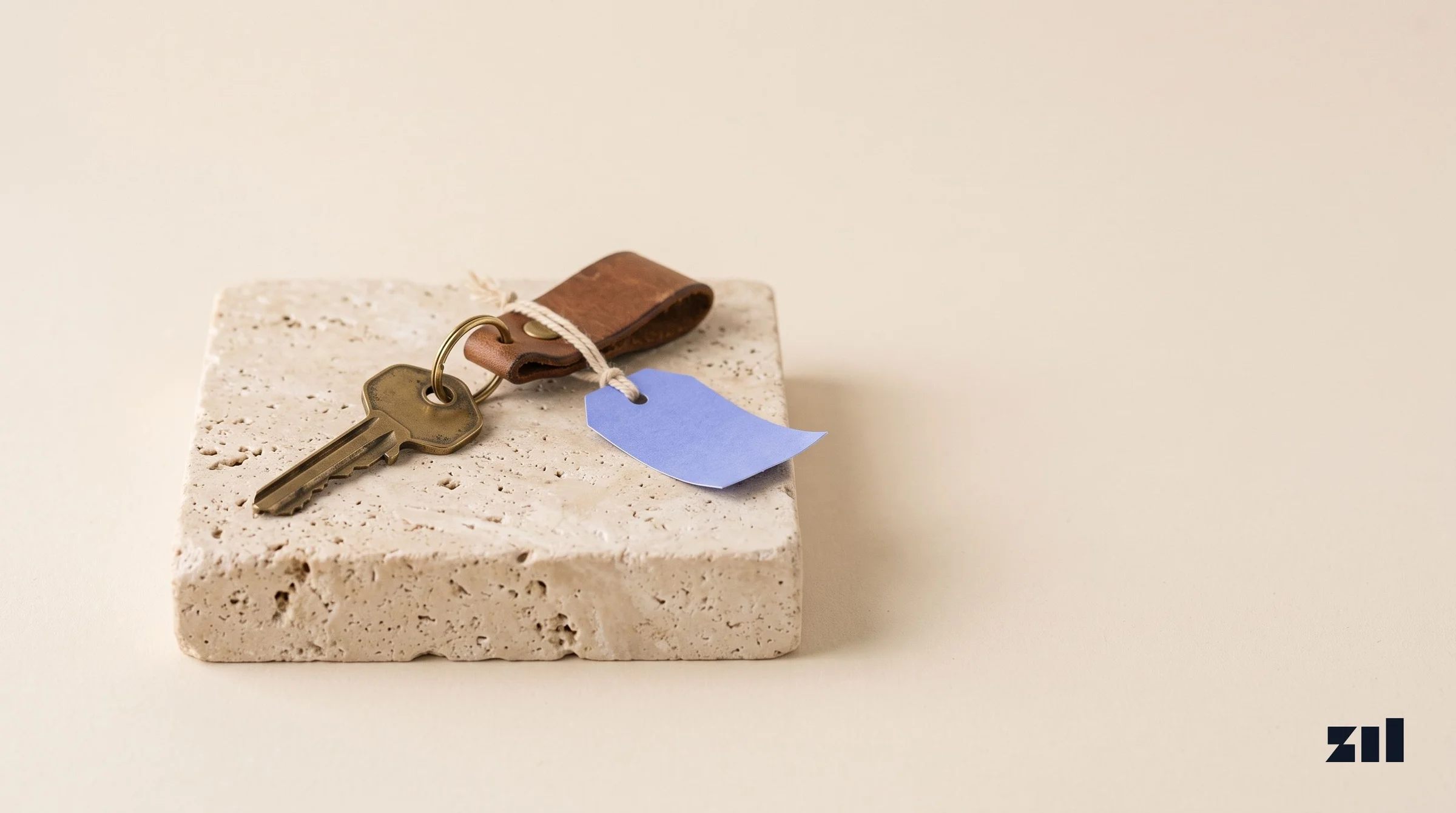 Llave sobre piedra travertino, ilustrando estrategias de SEO para inmobiliarias.