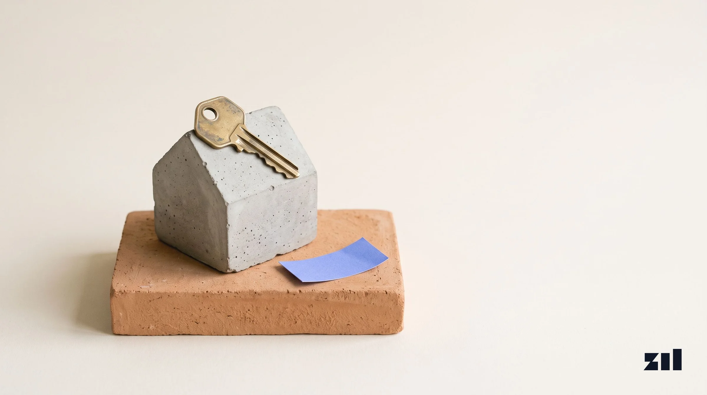Llave sobre casa de hormigón, simbolizando la estrategia SEO para clínicas médicas.
