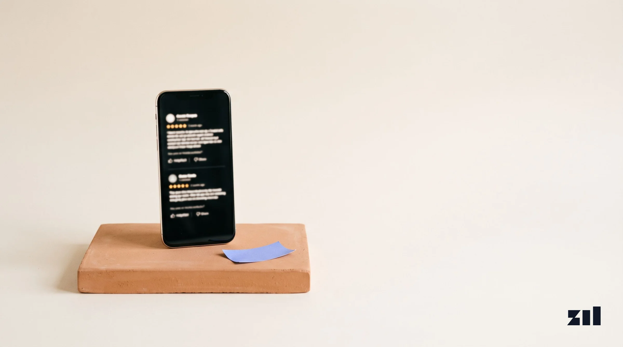 Smartphone mostrando reseñas de clientes para una estrategia de contenido generado por usuarios.